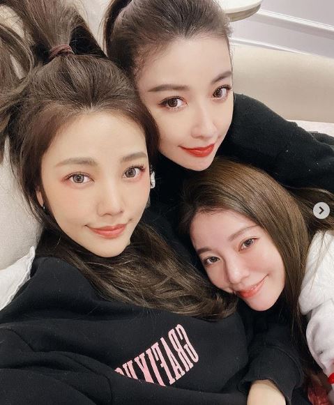 Lure Hsu and her sisters