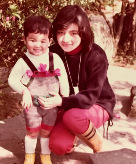 Lure Hsu childhood image with her mom