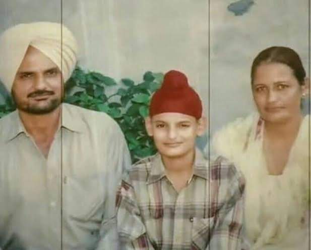 Sidhu Moose Wala old image with his father and mother